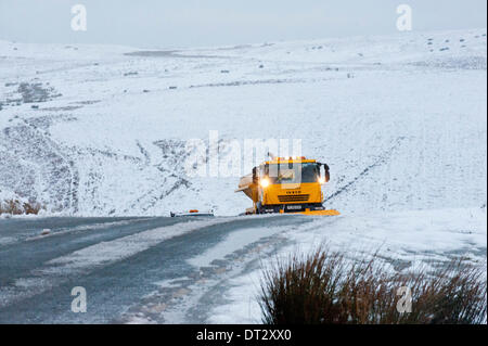 Mynydd Epynt, Powys, Wales, UK. 7. Februar 2014. Streusalzverbrauch LKW sind früh auf der Straße zwischen Builth Wells und Brecon. Schnee fiel gestern Abend auf dem hohen Gelände Mid-Wales. Bildnachweis: Graham M. Lawrence/Alamy Live-Nachrichten. Stockfoto