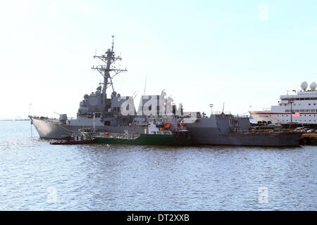 Manila. 7. Februar 2014. Bild aufgenommen am 7. Februar 2014 zeigt das Kriegsschiff USS Pinckney in Manila, Philippinen. Die USS Pinckney Lenkwaffenzerstörer mit seinen 300 Seeleute angedockt hier für Besuch und Nachschub. © Rouelle Umali/Xinhua/Alamy Live-Nachrichten Stockfoto