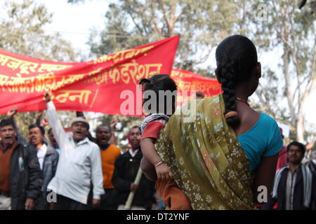 Südlichen Gandhi Maidan, Patna, Bihar, Indien, 7. Februar 2014. Mitglieder von Bihar stellen Mitarbeiter Lokalföderation Bühne Protestmarsch am Freitagnachmittag für zehn Punkte Nachfrage, die vor allem Umsetzung der 6. Pay Commission, Rente, Job Regularisierung und verbesserte Zahlungen enthält. Sie legte später ein Memorandum zu Bihar Chief Minister. Bildnachweis: Rupa Ghosh / Alamy Live News. Stockfoto