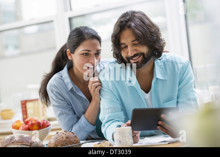 Ein Büro oder Wohnung innen in New York City ein paar Seite an Seite durch das Frühstück bar Essen und frisches Obst Stockfoto