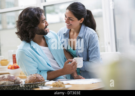 Ein Büro oder Wohnung innen in New York City ein paar Seite an Seite durch das Frühstück bar Essen und frisches Obst Stockfoto