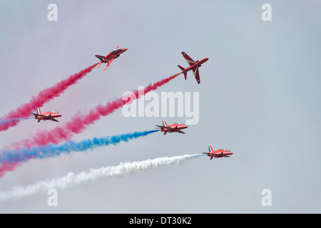 Vier BAE Hawk Trainer von der Royal Air Force Aerobatic Team, führen die Red Arrows Gypo Break-Manöver an der 2013 RIAT Stockfoto