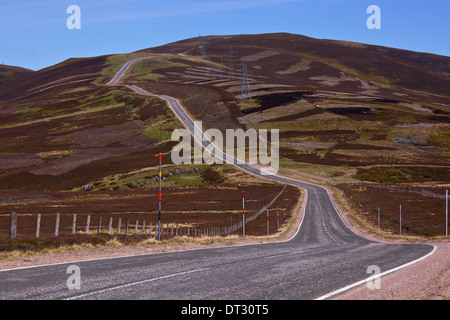 Malerische Straße im schottischen Hochland, Cairngorm National Park in der Nähe von Lecht Ski Resort Stockfoto