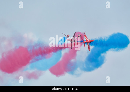 Vier BAE Hawk Trainer von der Royal Air Force Aerobatic Team, führen die Red Arrows Gypo Break-Manöver an der 2013 RIAT Stockfoto