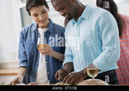 Eine Picknick-Party der Familie Erwachsene und Kinder Stockfoto