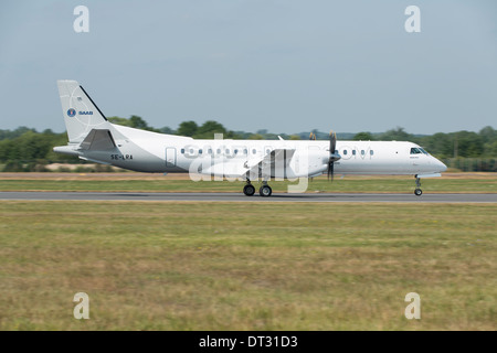 Schwedische Saab 2000 Turboprop-Flugzeug auf der Startbahn in Fairford auf 2013 Royal International Air Tattoo Stockfoto