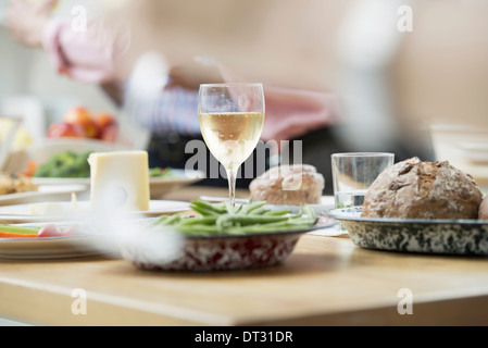 Ein offenes Büro A Arbeitsessen planen ein Salatbuffet altersgemischte und Ethnien treffen zusammen Stockfoto