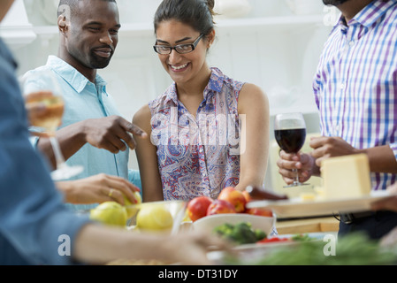 Eine Picknick-Party der Familie Erwachsene und Kinder Stockfoto