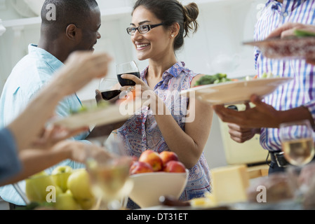 Eine Picknick-Party der Familie Erwachsene und Kinder Stockfoto