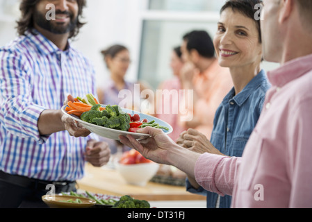 Eine Picknick-Party der Familie Erwachsene und Kinder Stockfoto