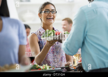 Eine Picknick-Party der Familie Erwachsene und Kinder Stockfoto