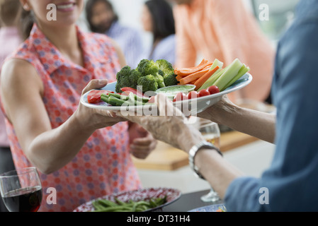 Salatbuffet altersgemischte und Ethnien treffen zusammen Stockfoto