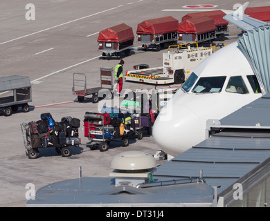 Passagierflugzeug während Laden / Entladen von Gepäck am Flughafen Zürich Kloten abgestellt. Stockfoto