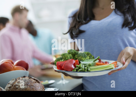 Eine Picknick-Party der Familie Erwachsene und Kinder Stockfoto