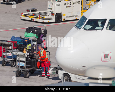 Passagierflugzeug während Laden / Entladen von Gepäck am Flughafen Zürich Kloten abgestellt. Stockfoto