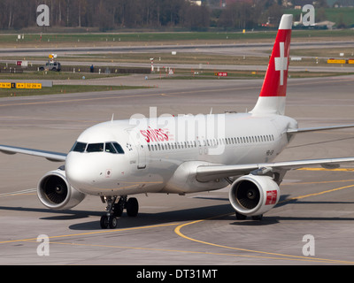 Ein Airbus-Passagier-Flugzeuge der Swiss International Airlines nähert sich das Tor am Flughafen Zürich Kloten. Stockfoto