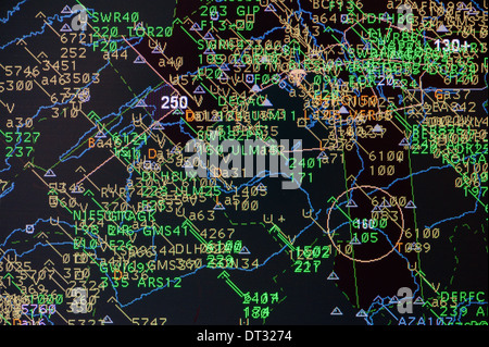 Computer-Monitore in der Flugsicherungsstelle "Skyguide" zeigen Flugrouten von Flugzeugen in der Schweiz beschäftigt Luftraum Stockfoto