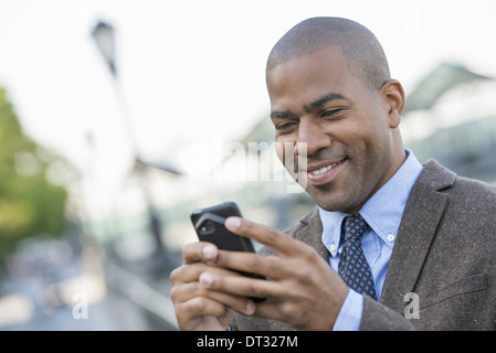 Ein Mann mit einem Smartphone Stockfoto