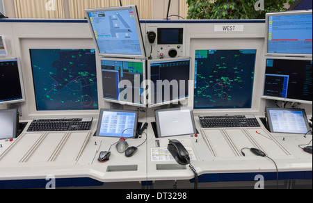 Computer-Monitore in der Flugsicherungsstelle "Skyguide" zeigen Flugrouten von Flugzeugen in der Schweiz beschäftigt Luftraum Stockfoto