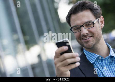 Ein Mann mit seinem Smartphone Stockfoto