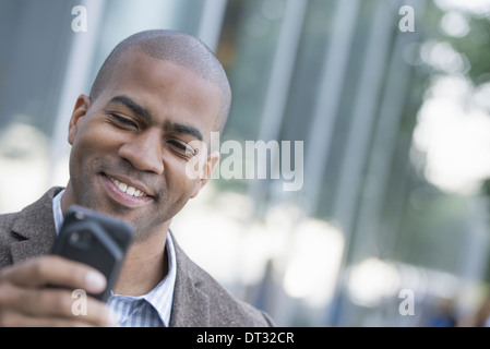 Ein Mann schaut auf seinem Smartphone Stockfoto