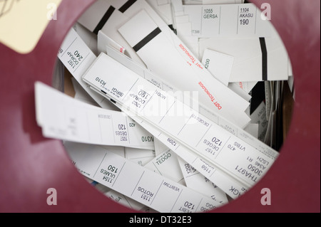 Habe Flug Prozess Streifen in einem Papierkorb unter dem Schreibtisch von Fluglotsen Stockfoto