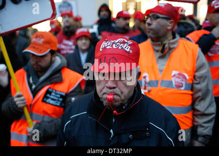 Madrid, Spanien. 6. Februar 2014. Ein Demonstrant bei einer Demonstration gegen die Softdrink-Hersteller in Madrid, Spanien, Donnerstag, 6. Februar 2014. Coca-Cola-Arbeiter sind auf einen unbefristeten Streik protestieren Coca-Cola Iberian Partners Pläne schließen vier seiner 11 Pflanzen und einige 1.253 Arbeiter entlassen. Bildnachweis: Rodrigo Garcia/NurPhoto/ZUMAPRESS.com/Alamy Live-Nachrichten Stockfoto