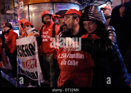 Madrid, Spanien. 6. Februar 2014. 56 Jahre alte ist Francisco IÃƒÂ±igo, 32 Jahre in Coca-Cola-Fabrik in der Pflege gearbeitet hat, von ihr 55 Jahre alte Frau Aurora Jurado, während einer Demonstration gegen den Softdrink-Hersteller in Madrid, Spanien, Donnerstag, 6. Februar 2014 angenommen. Coca-Cola-Arbeiter sind auf einen unbefristeten Streik protestieren Coca-Cola Iberian Partners Pläne schließen vier seiner 11 Pflanzen und einige 1.253 Arbeiter entlassen. Bildnachweis: Rodrigo Garcia/NurPhoto/ZUMAPRESS.com/Alamy Live-Nachrichten Stockfoto