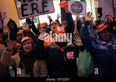 Madrid, Spanien. 6. Februar 2014. Demonstranten rufen Parolen und Gesten während einer Demonstration gegen den Softdrink-Hersteller in Madrid, Spanien, Donnerstag, 6. Februar 2014. Coca-Cola-Arbeiter sind auf einen unbefristeten Streik protestieren Coca-Cola Iberian Partners Pläne schließen vier seiner 11 Pflanzen und einige 1.253 Arbeiter entlassen. Bildnachweis: Rodrigo Garcia/NurPhoto/ZUMAPRESS.com/Alamy Live-Nachrichten Stockfoto