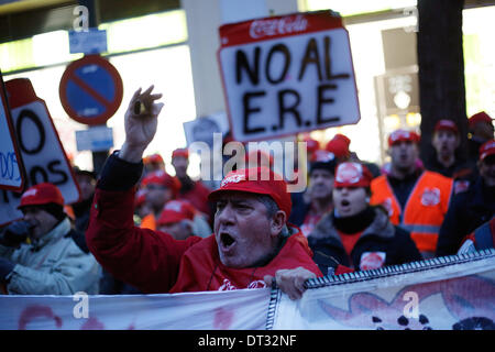 Madrid, Spanien. 6. Februar 2014. Demonstranten rufen Parolen während einer Demonstration gegen den Softdrink-Hersteller in Madrid, Spanien, Donnerstag, 6. Februar 2014. Coca-Cola-Arbeiter sind auf einen unbefristeten Streik protestieren Coca-Cola Iberian Partners Pläne schließen vier seiner 11 Pflanzen und einige 1.253 Arbeiter entlassen. Bildnachweis: Rodrigo Garcia/NurPhoto/ZUMAPRESS.com/Alamy Live-Nachrichten Stockfoto