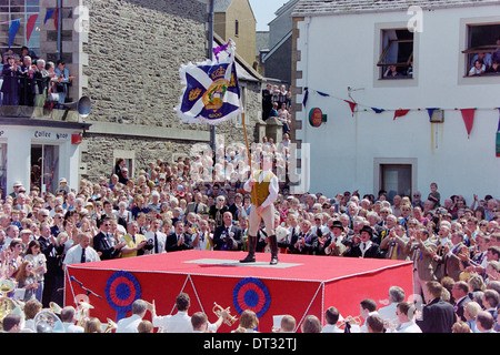 Selkirk gemeinsame Reiten. Standartenträger Steven Squance gießen die Farben in Selkirks alten Marktplatz. Stockfoto