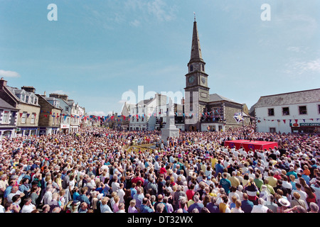 Selkirk gemeinsame Reiten. Royal Burgh Standartenträger Steven Squance gießen die Farben in Selkirks alten Marktplatz. Stockfoto