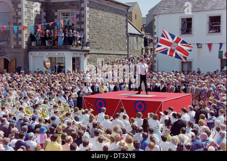 Selkirk gemeinsame Reiten. Ein standard Bearer gießen die Farben in Selkirks alten Marktplatz. Stockfoto