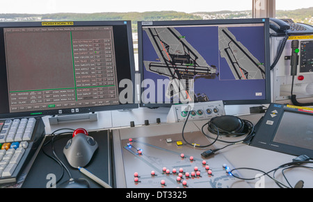 Fluglotse im Kontrollturm des internationalen Flughafens Zürich. Stockfoto