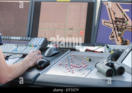 Steuerungsbildschirme im Kontrollturm des internationalen Flughafens Zürich zeigen drei Start-und Landebahnen und Bodenverkehr des Flughafens. Stockfoto