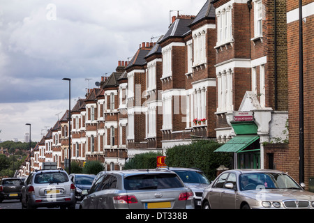 Eine Reihe von Reihenhäusern in Clapham, London, UK Stockfoto