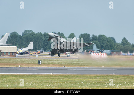 Italienische Luftwaffe Eurofighter EF2000 Typhoon Multi Rolle Kampfjet hebt ab 2013 Royal International Air Tat angezeigt Stockfoto