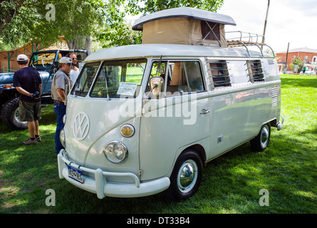 1967 Volkswagen Westfalia Camper, Angel of Shavano Auto Show, Spendenaktion für Chaffee County Suche & Rescue Süd, Salida, CO Stockfoto
