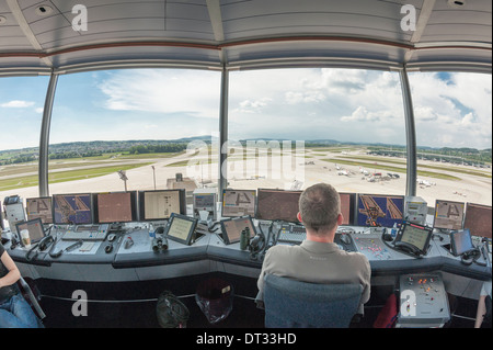 Fluglotsen im Tower Zürich/Kloten Flughafen Kontrolle sind der Flughafen Flugplatz Überwachung. Stockfoto