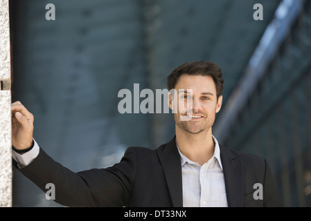 Ein Mann in einer schwarzen Jacke und offenes Hemd mit Kragen Stockfoto