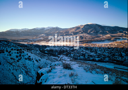 Panaroma-Blick auf Schnee begrenzt Sawatch Range, Rocky Mountains, den Arkansas River Valley und historischen Salida, Colorado, USA Stockfoto