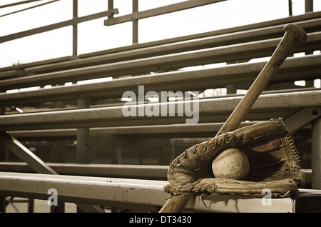 High School Baseball-Praxis mit Ball im Handschuh und Fledermaus auf Tribüne. Stockfoto