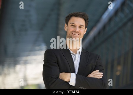 Ein Mann in einer schwarzen Jacke und offenes Hemd mit Kragen Stockfoto