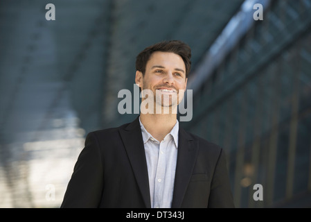 Ein Mann in einer schwarzen Jacke und offenes Hemd mit Kragen Stockfoto