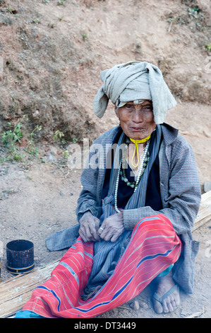 Karen Hill Tribe Frau sitzt auf dem Boden in ihrem kleinen Dorf in Huay Pakoot, Nord-Thailand. Stockfoto