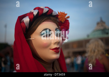 Ein Mann aus Tlalquetzala, Guerrero, trägt eine Maske Frau führt die Nuestra Señora de Guadalupe Basilika, Mexiko Stockfoto