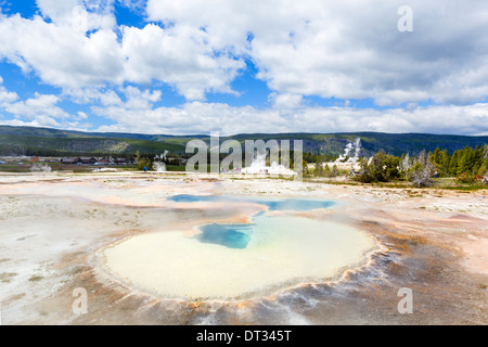 Blick von der Trail am Geysir Hll, Upper Geyser Basin, Yellowstone-Nationalpark, Wyoming, USA Stockfoto