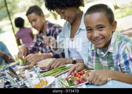 Eltern und Kindern helfen, sich auf frisches Obst und Gemüse Stockfoto