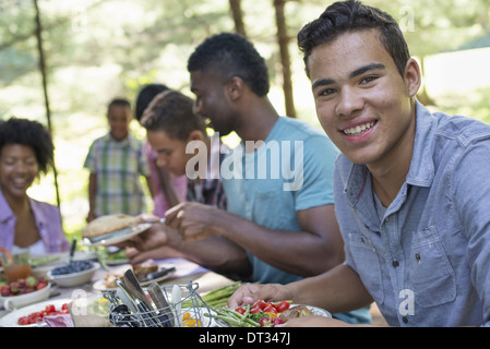 Eltern und Kindern helfen, sich auf frisches Obst und Gemüse Stockfoto