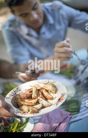 Eltern und Kindern helfen, sich auf frisches Obst und Gemüse Stockfoto